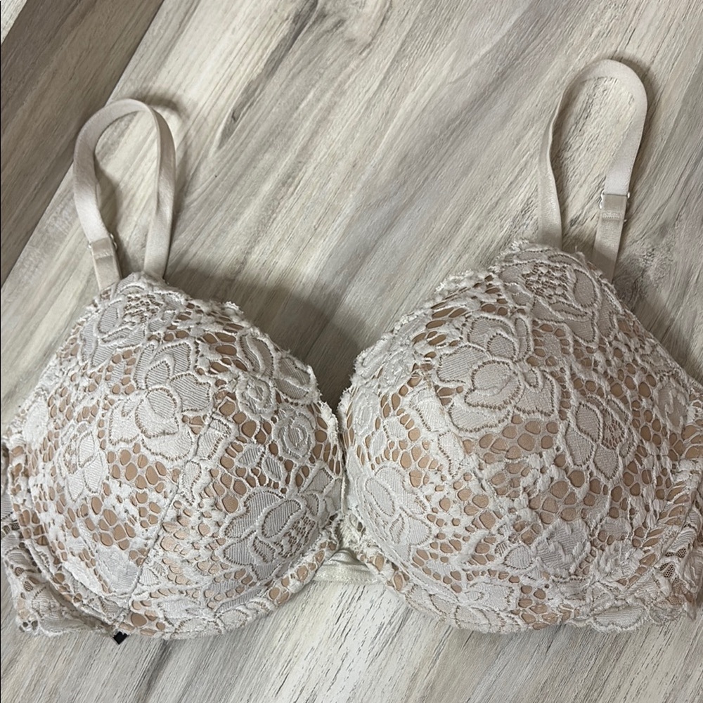 Victoria's Secret Cream Lace push-up Bra 32D excellent condition